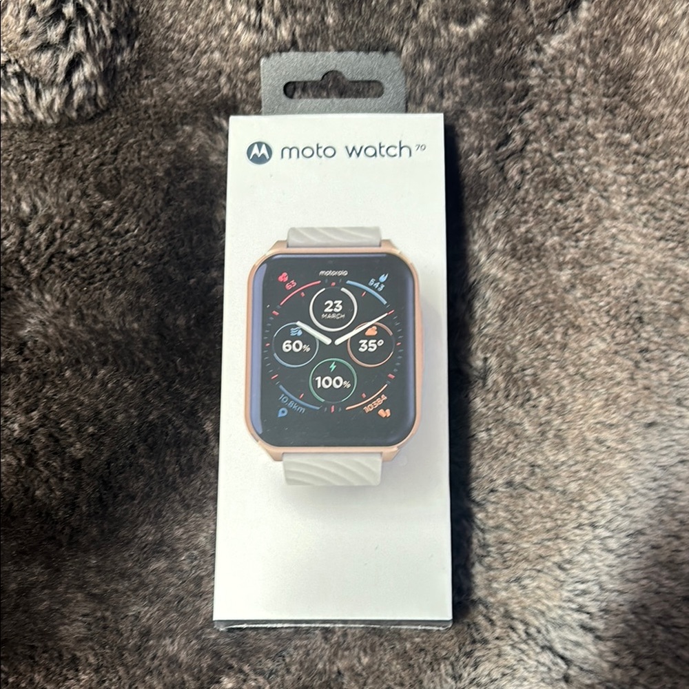 Motorola Moto Watch 70 - black and gold face and White band  Smartwatch new